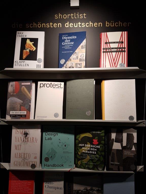 Foto der Nominierten Bücher auf der Frankfurter Buchmesse
